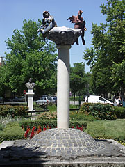 "The Good and the Bad" ceramic and cast stone sculpture in the small park - Kiskunfélegyháza, Macaristan