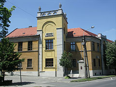 The brown and yellow building of the District Court (Town Court) with the characteristic square tower - Kiskunfélegyháza, Macaristan