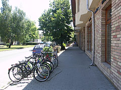 Streetscape with bicycles - Kiskunfélegyháza, Macaristan