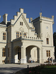 The Nádasdy Mansion recalls the style of the English palaces - Nádasdladány, Macaristan