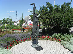 "Torchbearer" or "Liberty statue", a full figure life-size bronz statue of a woman - Nagykőrös, Macaristan