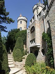 Stairs up to the "Yard of the Hundred Columns" and the castle towers - Székesfehérvár, Macaristan