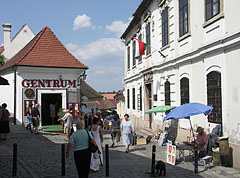 Passers-by and working artists within walking distance of each other - Szentendre, Macaristan