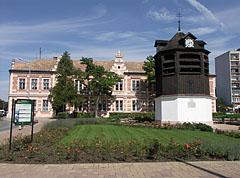 The Clock Tower in the small flowered park, and the Vaszary János Primary School is behind it - Tata, Macaristan