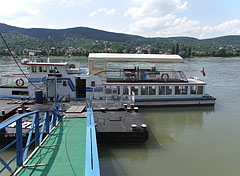 Waiting excursion ship, on the far bank it is Nagymaros town - Visegrád, Macaristan