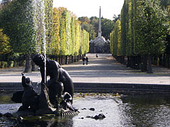 The Obelisk Fountain ("Obeliskbrunnen"), viewed from the Najadenbrunnen fountain of the Round Pool ("Rundbassin") - Viyana, Avusturya