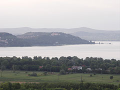 The Tihany Abbey on the peninsula, as well as the houses of Szántód village on the near lakeshore, viewed from the Kőhegy Lookout Tower - Zamárdi, Macaristan