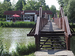 The footbridge and the Tó Restaurant, viewed from the small island - Ajka, Ungaria