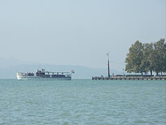 The "Csongor" excursion boat just leaves the harbor - Balatonfüred, Ungaria