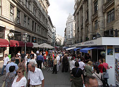 Shops of book publishers on the occasion of the Festive Book Week (or "Festival Week of Books") on Váci Street - Budapesta, Ungaria