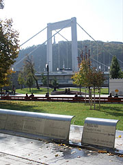 Contemporary fountain in the square, the Elisabeth Bridge and the Gellért Hill in the background - Budapesta, Ungaria