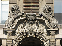 Stone lions over the entrance of the Csáky-Cziráky Palace apartment building - Budapesta, Ungaria