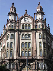 The stateful residental palace called Brudern House or Paris Courtyard ("Párizsi udvar") - Budapesta, Ungaria