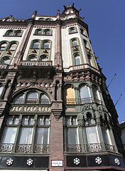 The eclectic style Brudern House (formerly also known as IBUSZ Palace, there is the Paris Courtyard shopping arcade within it) - Budapesta, Ungaria