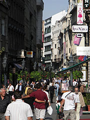 Váci Street pedestrian area and shopping district - Budapesta, Ungaria