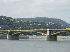 The Margaret Bridge ("Margit híd") over River Danube, as well as the Hármashatár Hill with the TV-tower in the background - Budapesta, Ungaria