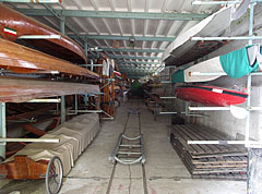 Kayaks, canoes and rowing boats in the "Hattyú" boathouse - Budapesta, Ungaria