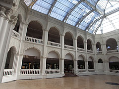 The arcaded great atrium (glass-roofed hall) of the Museum of Applied Arts - Budapesta, Ungaria