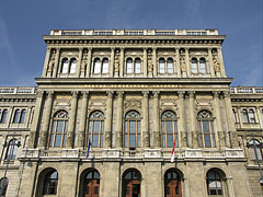 Main facade on the neo-renaissance palace of the Hungarian Academy of Sciences - Budapesta, Ungaria