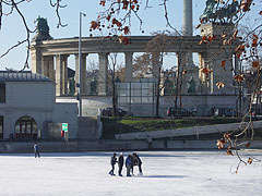 A group of children on the City Park Ice Rink ("Városligeti Műjégpálya"), with the Millenium Memorial - Budapesta, Ungaria