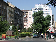 The verdant Jókai Square - Budapesta, Ungaria