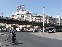 The Grand Boulevard (or roundroad, "Nagykörút" in Hungarian), with the overpass that is currently closed for the pedestrians - Budapesta, Ungaria