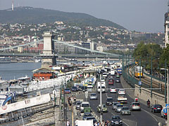 The car traffic of the lower embankment in Pest, berths by the Danube River, as well as the Chain Bridge and the Hármashatár Hill on the same picture - Budapesta, Ungaria