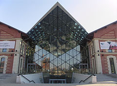 The rear entrance of the Bálna Budapest shopping and entertainment center on the Fővám Square - Budapesta, Ungaria