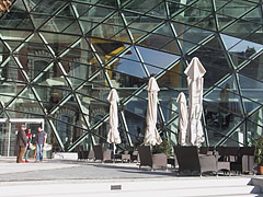 The terrace of the OlimpiCafé Bar in front of the modern part of the Bálna building that is constructed of many triangular glass panes - Budapesta, Ungaria