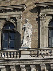 Female figure on the west facade of the Budapest Corvinus University - Budapesta, Ungaria