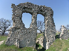 The still standing wall of the former castle with two window openings - Csővár, Ungaria