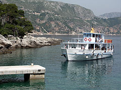 An excursion boat arrives to the island - Dubrovnik, Croația