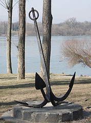 Cast iron anchor on the land, it is probably exhibited - Dunakeszi, Ungaria