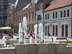 Fountain, in the distance the brick-colored Hotel Erzsébet (or Hotel Elizabeth) can be seen - Gödöllő, Ungaria