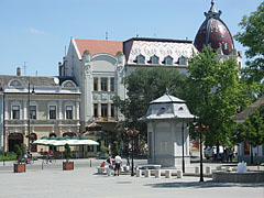 One of the renewed squares of Nagykőrös, with the Post Palace in the background - Nagykőrös, Ungaria