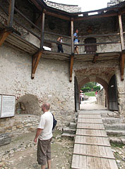 The Barbican and the castle gate from inside - Nagyvázsony, Ungaria