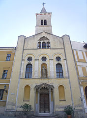 Facade of the Roman Catholic Priory Church of Our Lady, with a Virgin Mary Statue above the door - Pécs, Ungaria