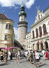 People are gathering for a wedding feast in the main square, in front of the City Hall and the Firewatch Tower - Sopron, Ungaria