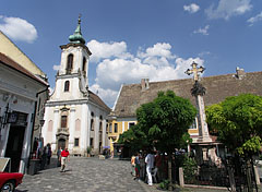 Blagovestenska Serbian Orthodox Church ("Greek Church") and the baroque and rococo style Plague Cross in the center of the square - Szentendre, Ungaria