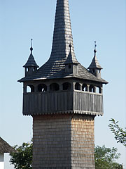 The steeple and the spire of the oak wooden belfry ("bell tower") from Nemesborzova, with the four turrets - Szentendre, Ungaria