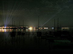 Night lights of Balatonfüred, and berthed sailboats in the foreground - Tihany, Ungaria