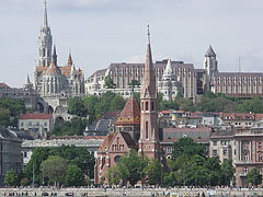 The Fisherman's Bastion and the Matthias Church on the Buda Castle Hill, as well as the redbrick Szilágyi Dezső Square Reformed (Protestant) Church on the Danube bank in Buda - Budapeste, Hungria