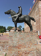 Bronze statue of a medieval horse soldier - Gyula, Hungria