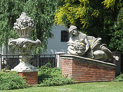 Stone vase and a limestone statue representing an allegorical female figure on the bank of the Városi-Zagyva River - Jászberény, Hungria