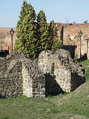 The wall remains of the medieval church, and the castle walls behind it - Szécsény, Hungria