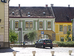 A small square in front of the Roman Catholic cathedral - Székesfehérvár, Hungria