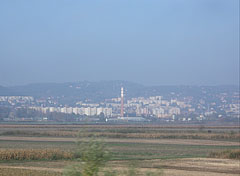 The east side of Szekszárd city, including housing estates with panel block apartment buildings, viewed from the motorway - Szekszárd, Hungria