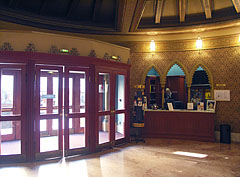 Entrance of the Uránia Cinema (Urania Film Theatre) with a ticket office - Budapest, Hungría