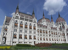 The southern wing of the Hungarian Parliament Building ("Országház"), viewed from the main square - Budapest, Hungría
