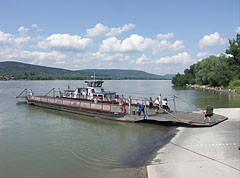 This ferry is almost berthed - Visegrád, Hungría